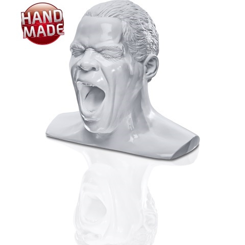 En skulptur av en ansikte som skriker, används som hörlursställ.