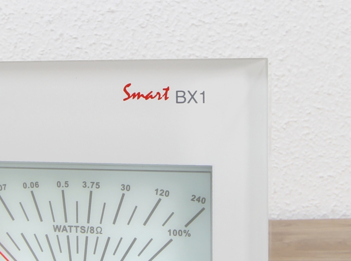 En mätinstrumentskala för effektutgång med märkningen \