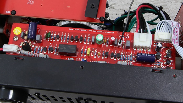 En kretskort med komponenter för Advance Acoustic Smart BX1 midi-slutsteg.