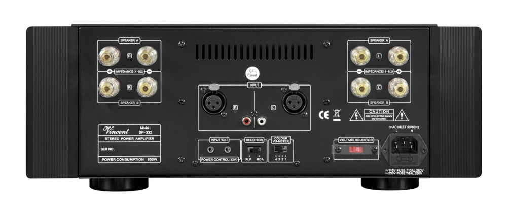 En svart bakpanel med anslutningar för högtalare och ljudingångar.