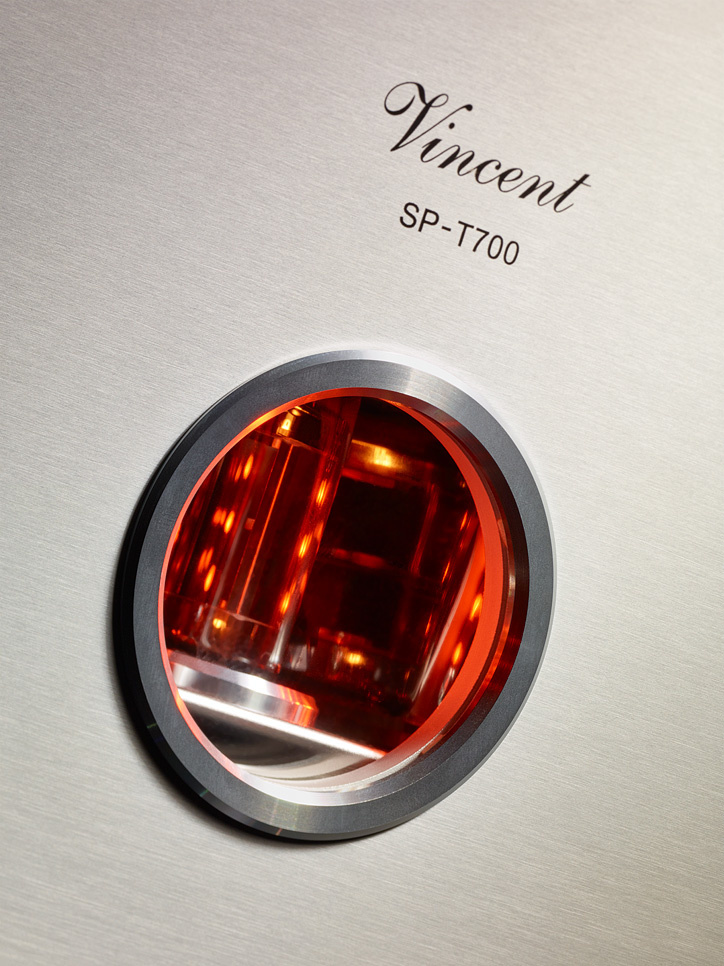 Monoblock förstärkare med rörbaserad ingång och stilren design.