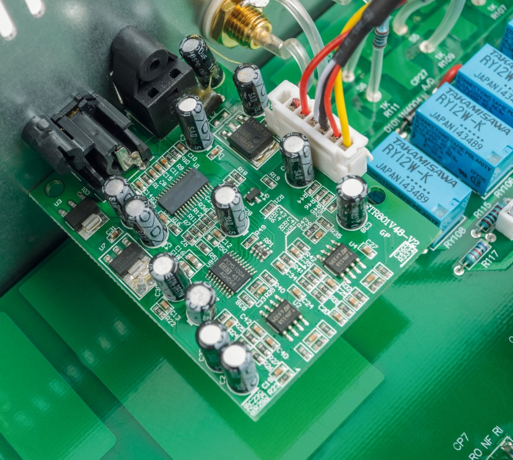 Kretskort med komponenter och kopplingar för rörbaserad ljudingång.