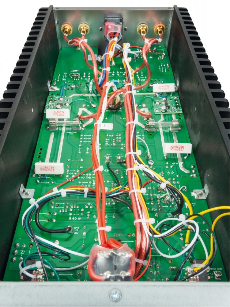 Kretskort med komponenter och kablar i en monoblock-förstärkare.