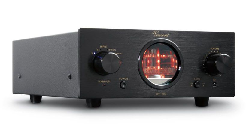 En svart rörförstärkare med volymkontroll och lysande rör.