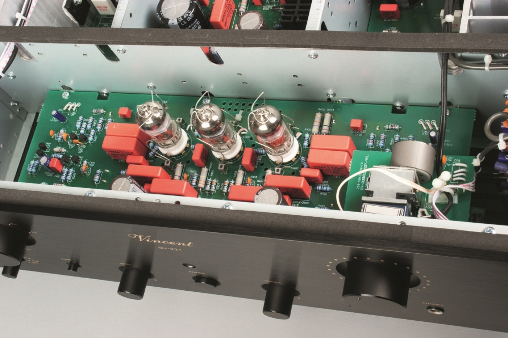 Stereoförstärkare med rör, kretskort och komponenter synliga inuti.