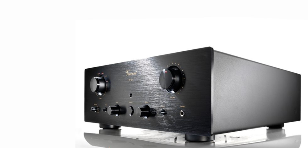 Stereoförstärkare i svart med reglage för volym och ingångar.