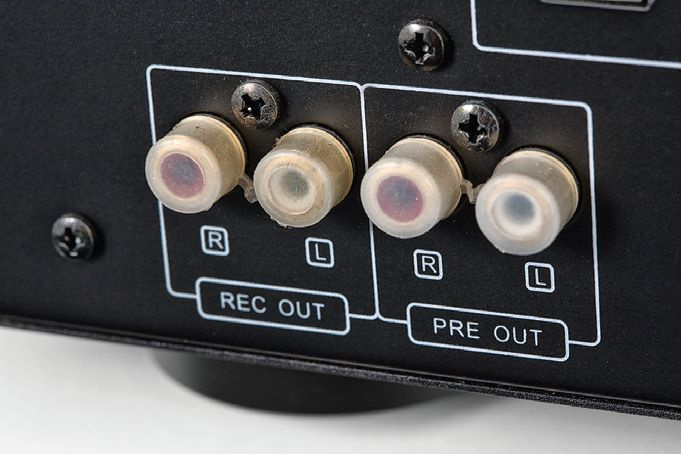 Anslutningar för ljudutgångar REC OUT och PRE OUT på en stereoförstärkare.