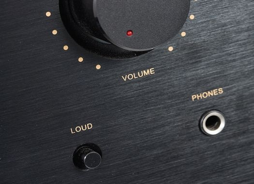 Volymkontroll med indikator, ingång för hörlurar och knapp för ljudinställning.