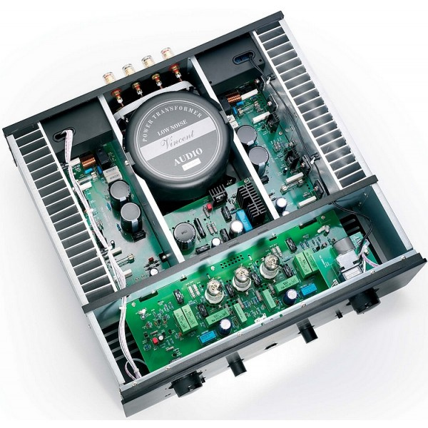 Inuti en stereoförstärkare med komponenter och kretsar.