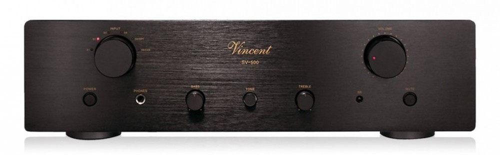 En svart förstärkare med kontroller för volym, bas, treble och hörlursutgång.