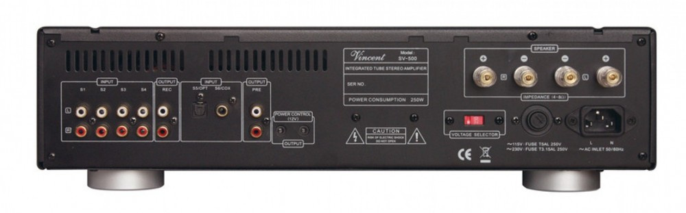 Förstärkares baksida med anslutningar och mottagare.