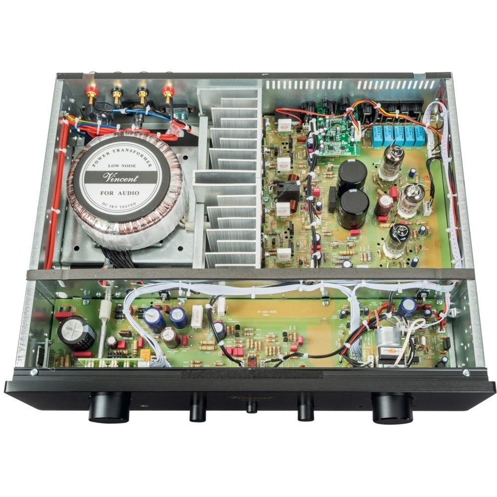 En översikt av insidan av Vincent SV-500 förstärkare med DAC, inkl. komponenter och kretskort.