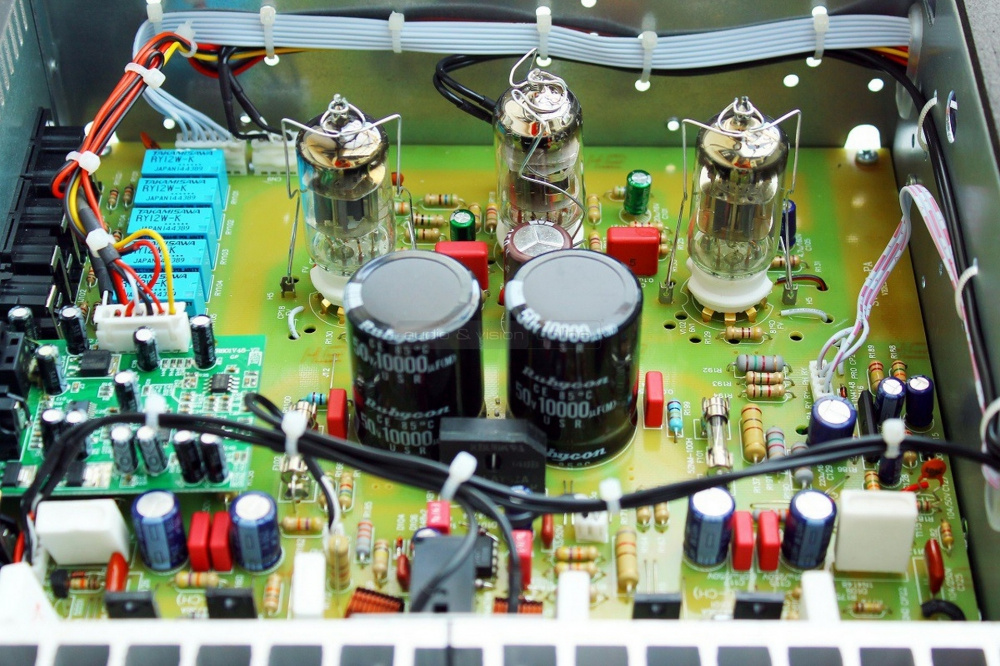 Kretskort med rör, kondensatorer och komponenter för förstärkning och DAC.