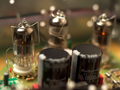 Rörförstärkare med kondensatorer på kretskort.