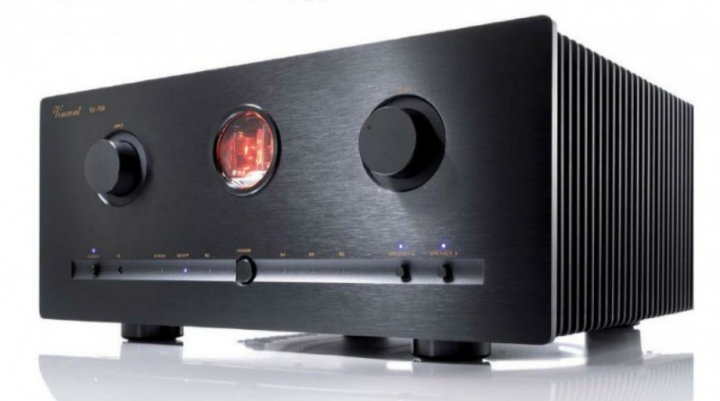 En svart förstärkare med två stora rattar och en lysande mätare i mitten.