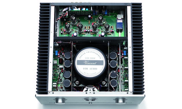 En öppen förstärkare med komponenter och kretskort synliga.