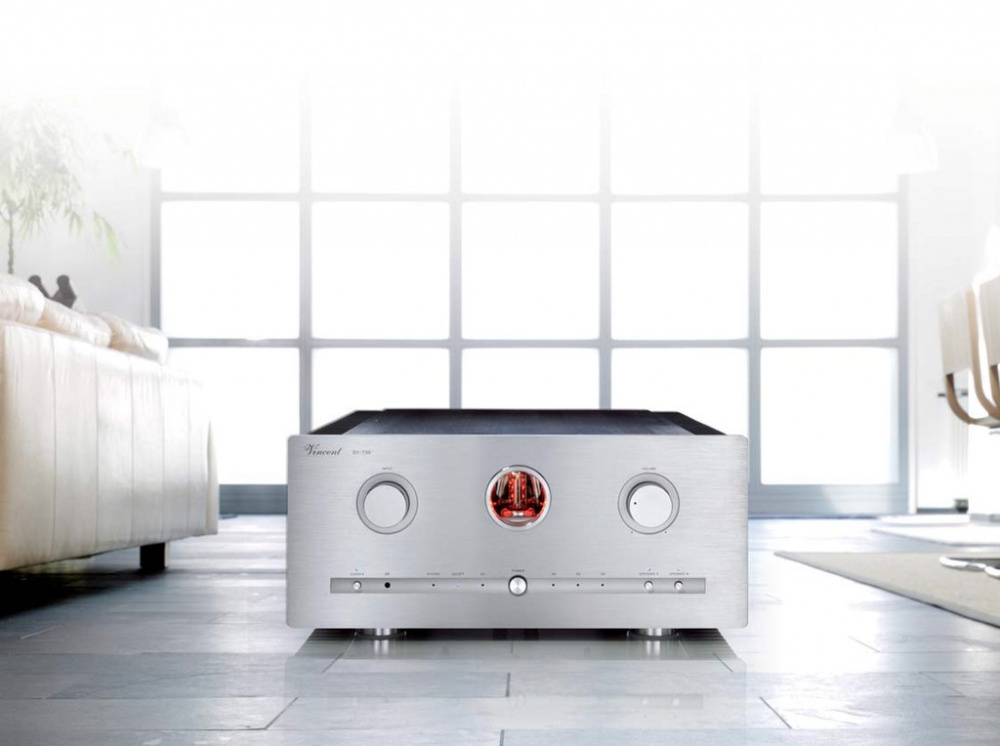 Förstklassig förstärkare med silverfinish och rörförstärkare.