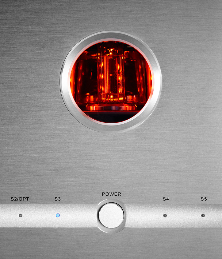 En silverfärgad ljudanläggning med lysande rör och knappar.