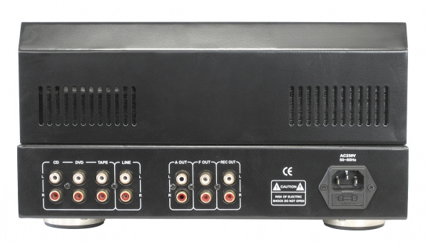 En bakpanel med ljudingångar och -utgångar samt strömmodul.