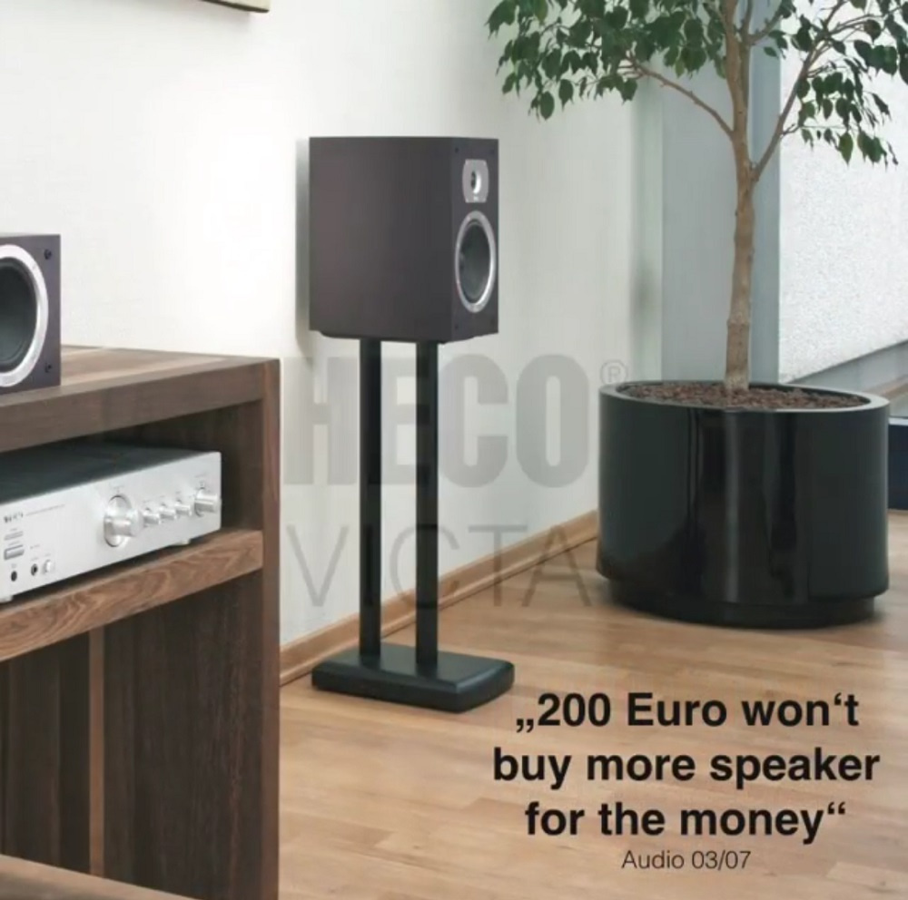 Stativhögtalare med modern design placerad bredvid en lågt alternativ.