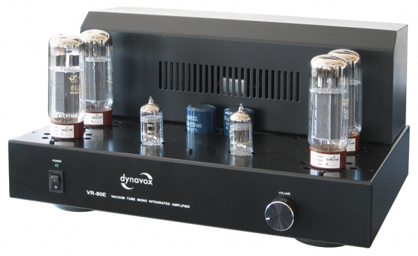 Rörmonoblock med fyra rör och justerbar volym. Elegant svart design.