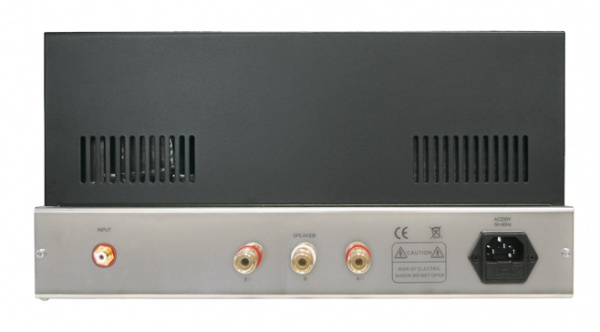 Rörmonoblock med anslutningar för ljud, ström och högtalare.