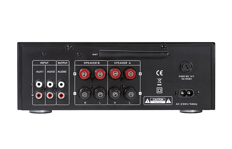 Bakpanelen av Dynavox VT80 midiförstärkare med portar och högtalaranslutningar.