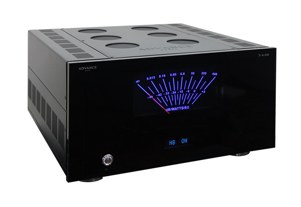 Monoblock förstärkare med digital display och meterskala för effekt.