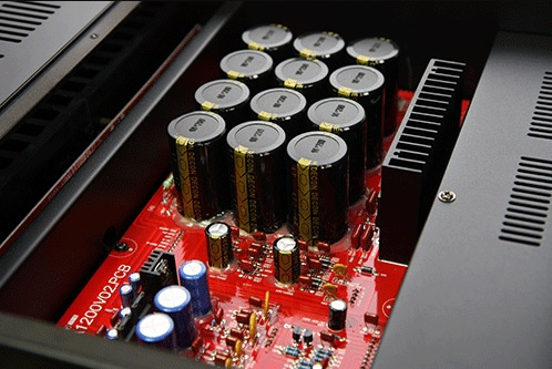 Kretskort med kapslar och komponenter för en monoblock förstärkare.