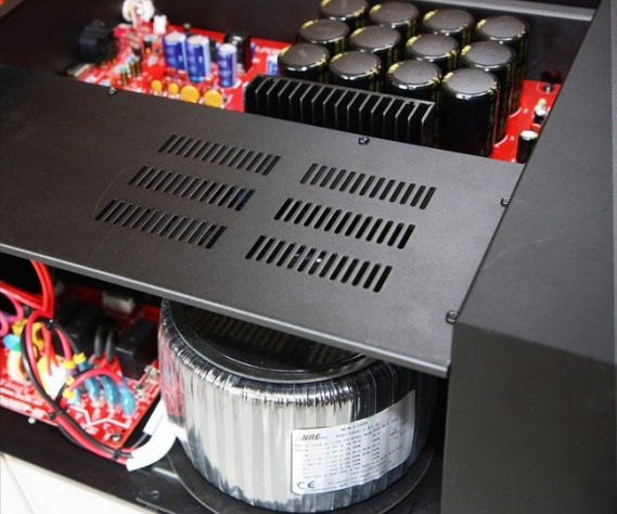 Monoblock förstärkare med elektriska komponenter och kylflänsar.