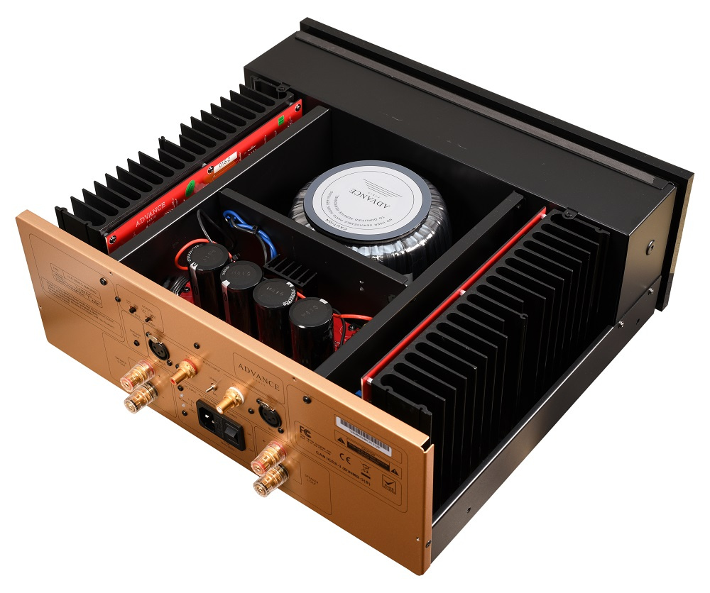 Kraftfullt slutsteg med kylflänsar och riktningskontakter för audio.