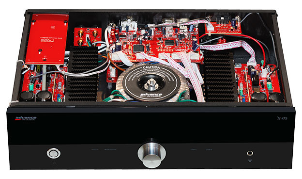 En förstärkare med synlig kretslayout och komponenter.