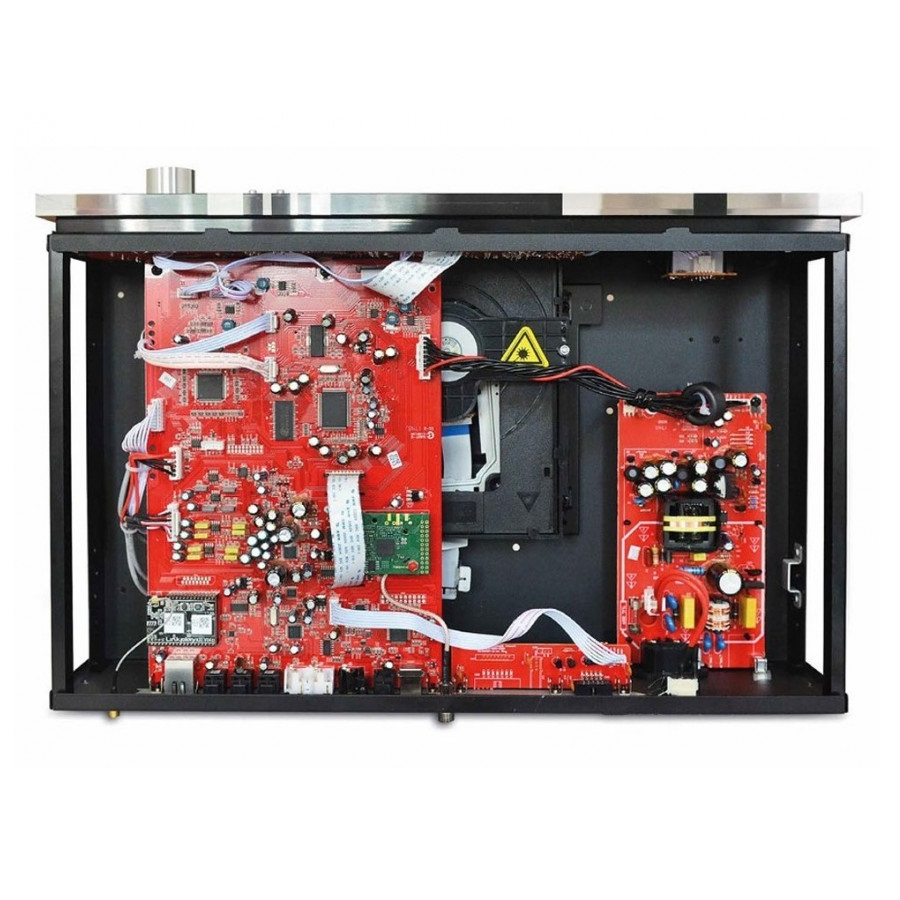 Inuti nätverksspelaren med kretskort och komponenter synliga.