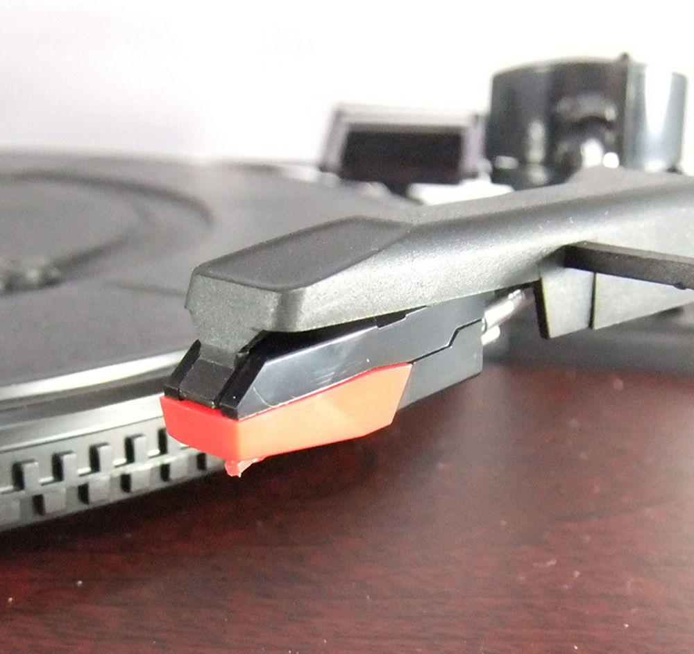 En ersättningsnål för skivspelare, monterad på tonarmen.