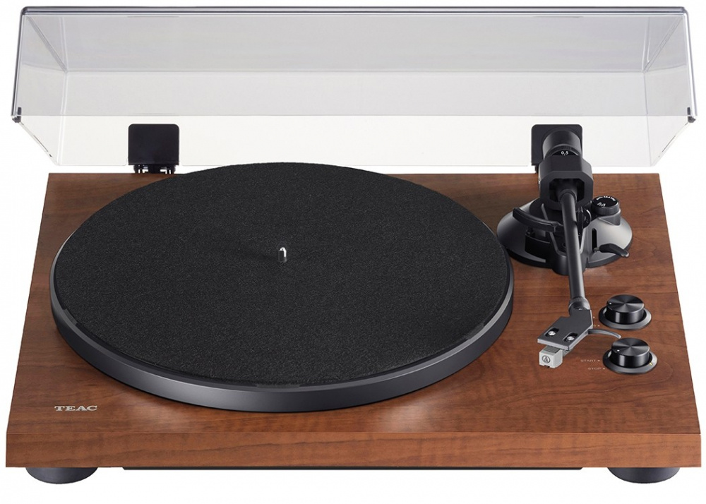 Skivspelare med valnötsfinish, BT och RIAA-steg, inkl. AT-3600L-pickup.