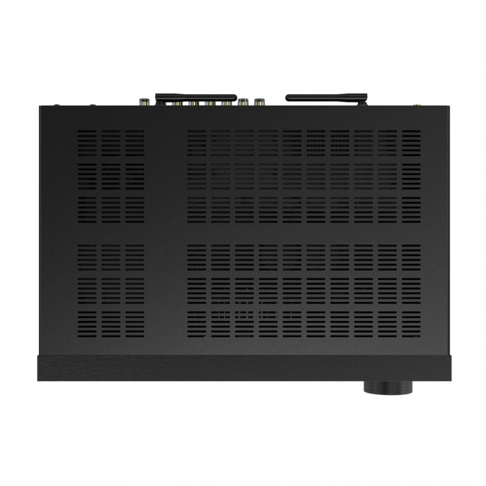 En svart stereoförstärkare med nätverksfunktioner och flera anslutningar.