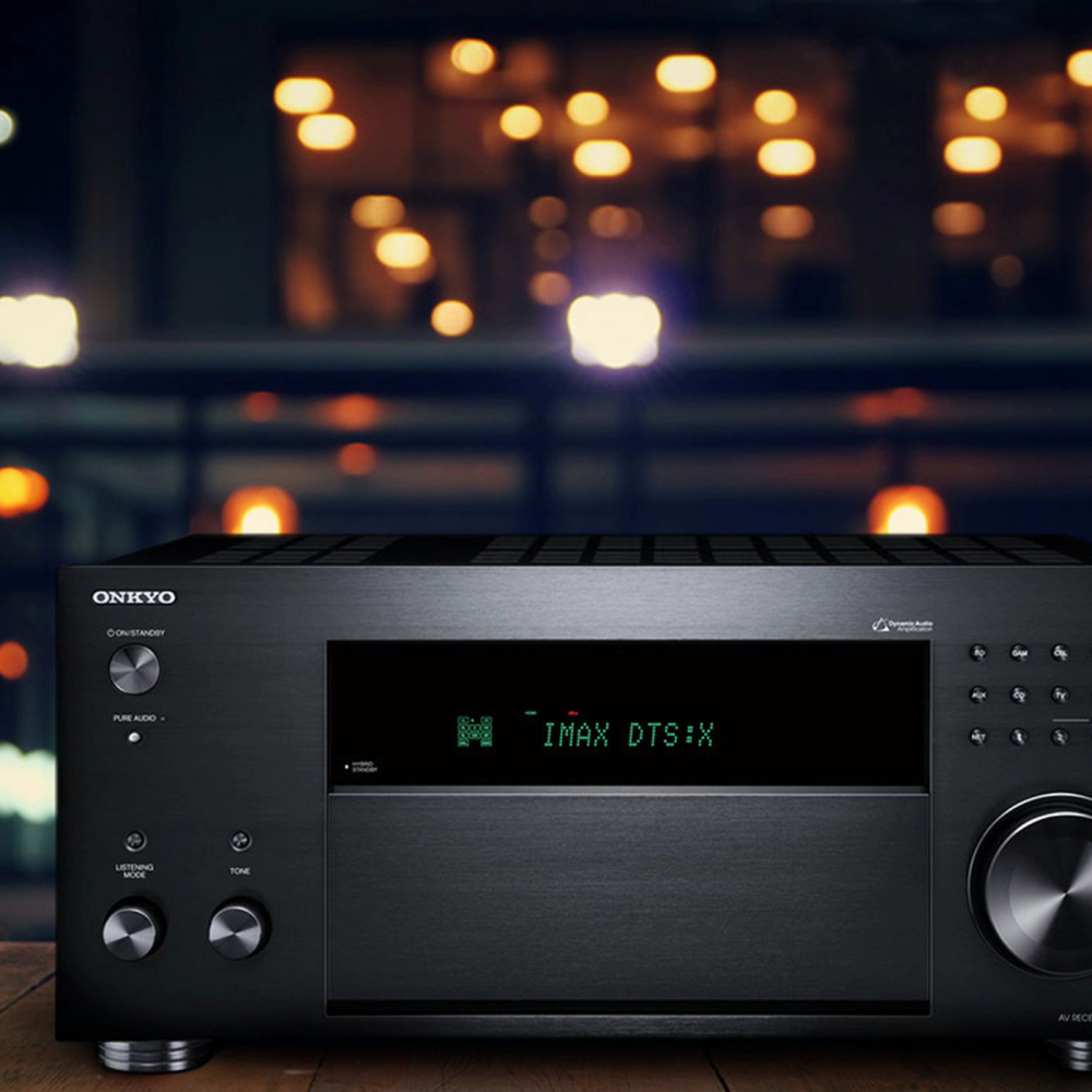 Onkyo TX-RZ50 hemmabioförstärkare med svart finish och digital display.