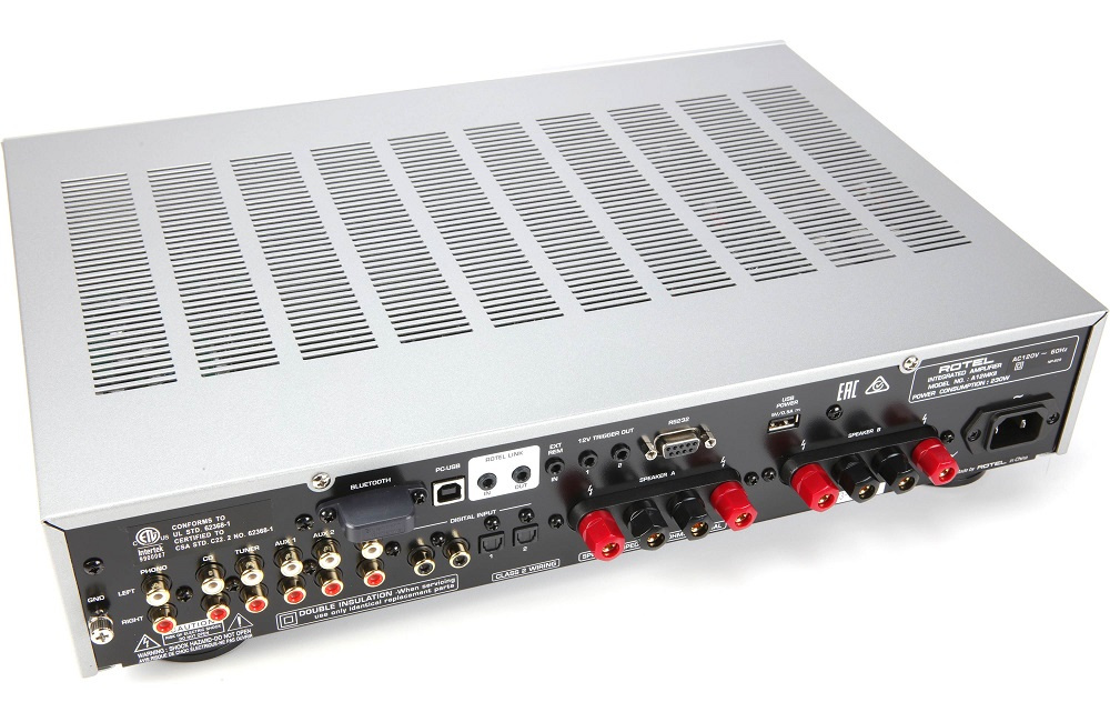 Stereoförstärkare med DAC och RIAA-steg, silverfärgad, bakvy.