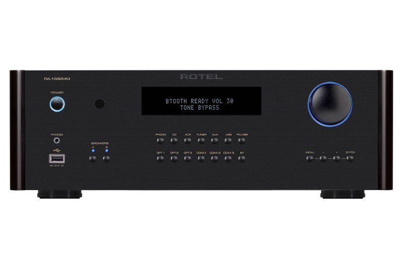 Stereoförstärkare med DAC, RIAA-steg och MQA-stöd i svart finish.