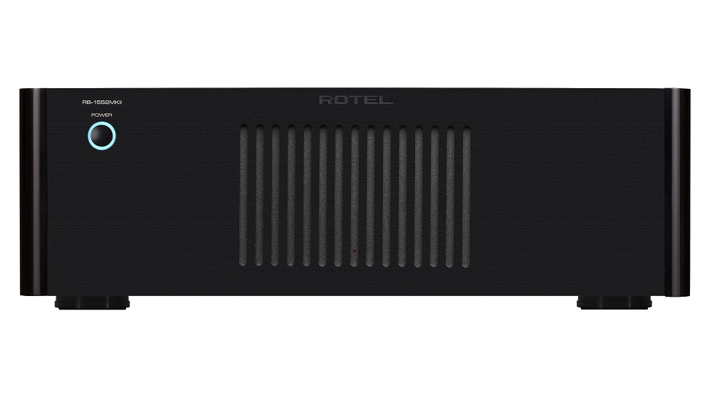 Svart slutsteg med ribbad design och blå strömindikator.