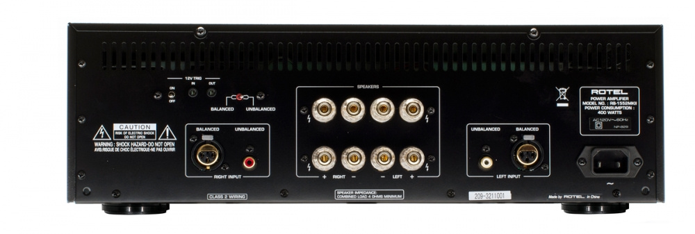 Bakre panel med anslutningar för högtalare och ljudkällor.