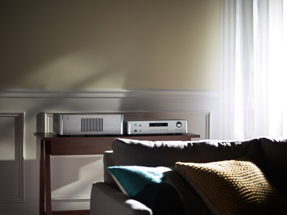 En silverfärgad ljudförstärkare placerad på ett bord.