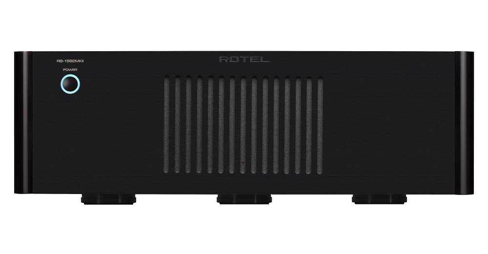 Svart stereoförstärkare med kylventiler och strömbrytare.