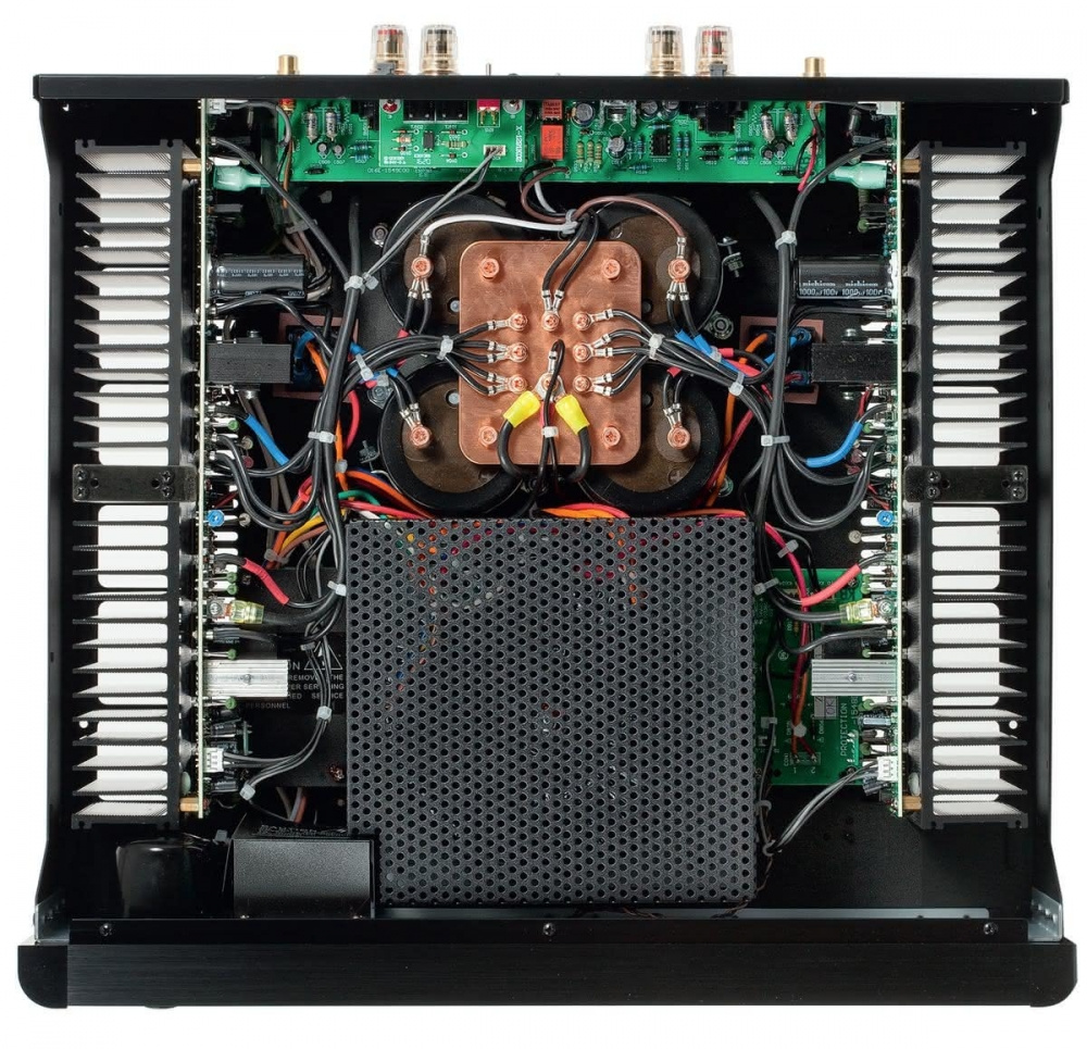 Slutsteg med komplex kretsdesign och kylflänsar, svart chassi.