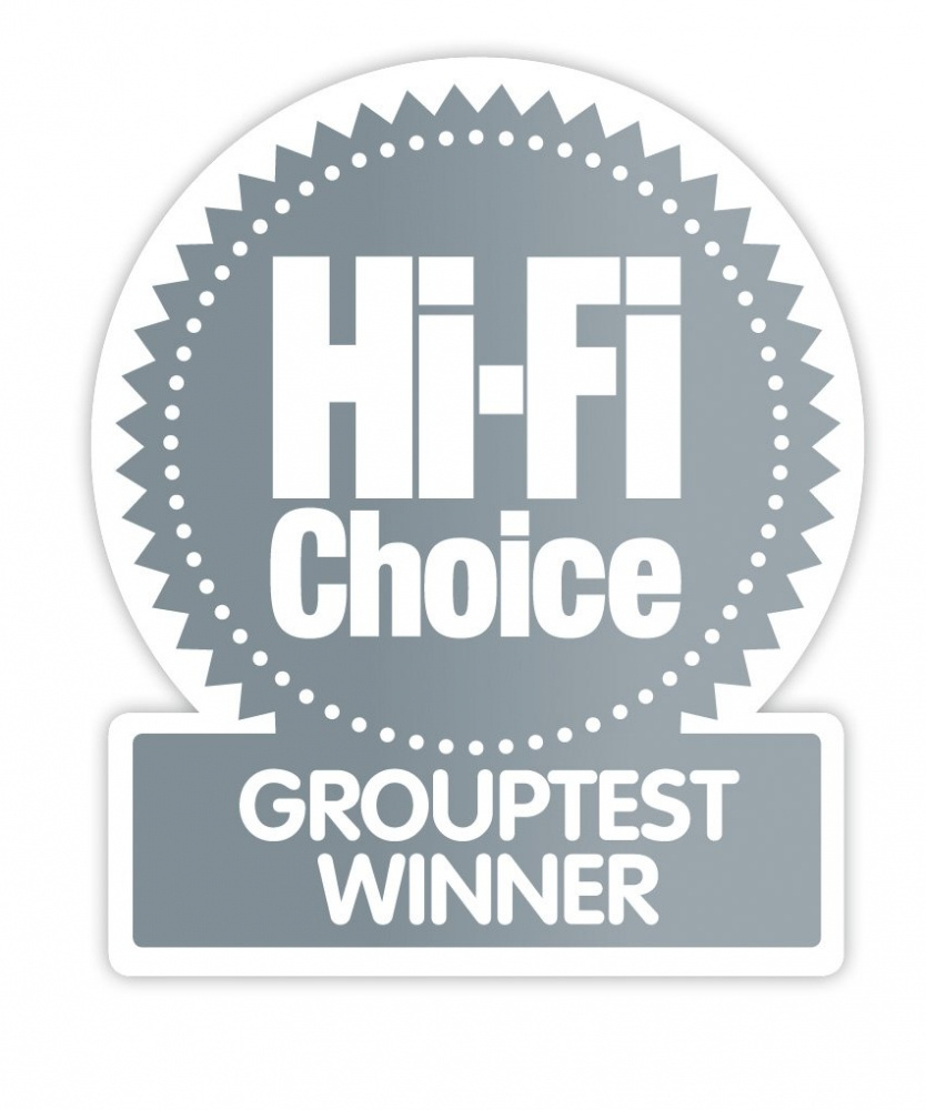 Hi-Fi Choice Group Test Winner-märke, silver och vitt, utmärkelse för ljudprodukter.