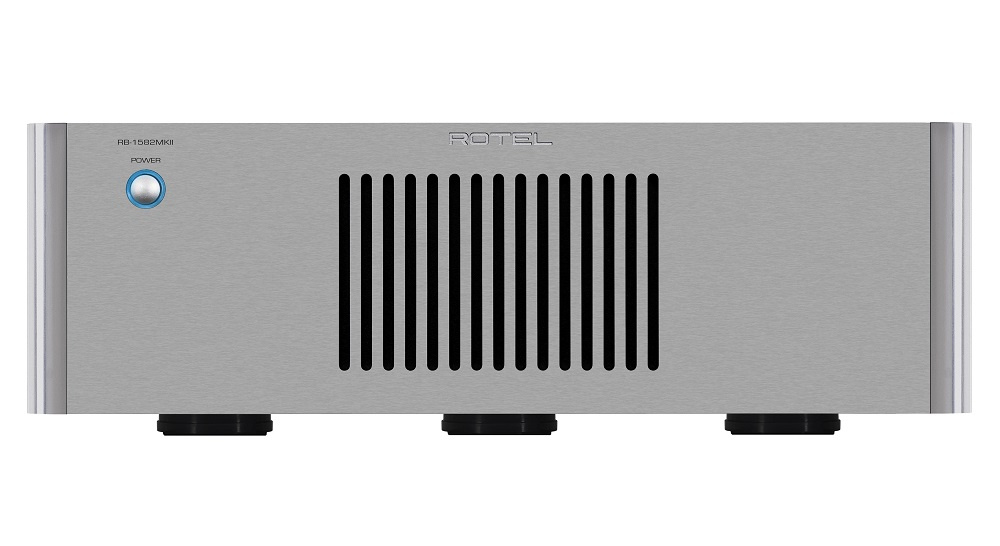 Stereoförstärkare med silverfärgad design och kylflänsar fram.