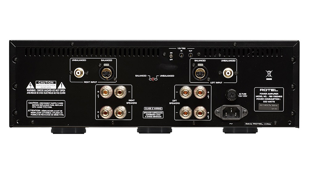 Baksidan av Rotel RB1582 mkII med anslutningar för ljud och ström.