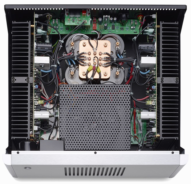 Komponenter och kretsar i Rotel RB1582 mkII slutsteg, silverfärgad.