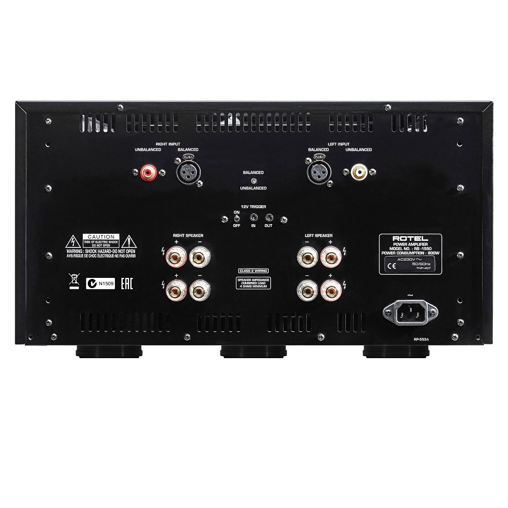 Bakpanelen av Rotel RB1590 med anslutningar för högtalare och XLR.