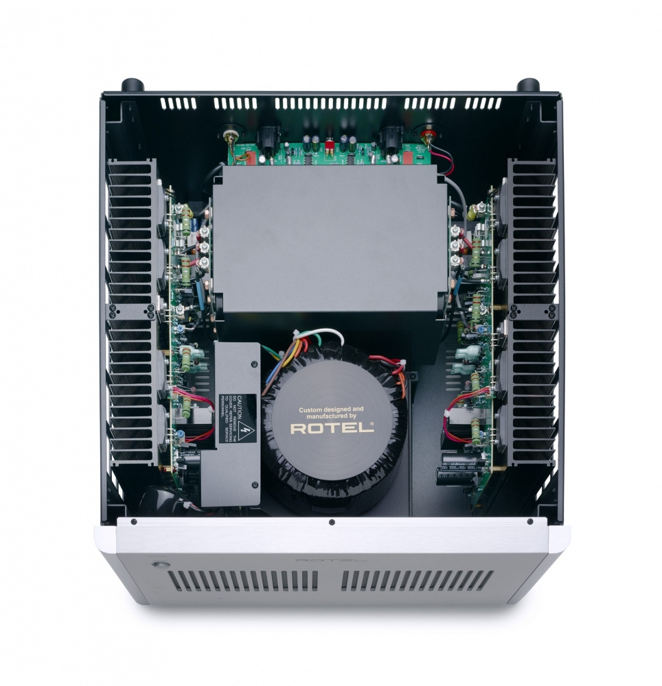 Visar insidan av Rotel RB1590 slutsteg med komponenter och XLR-anslutningar.
